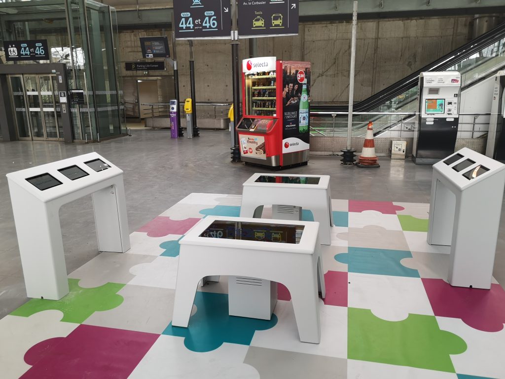 Des tables tactiles dans les gares SNCF
